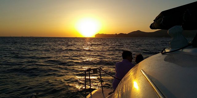 Private catamaran sunset cruise with dinner black river (5)